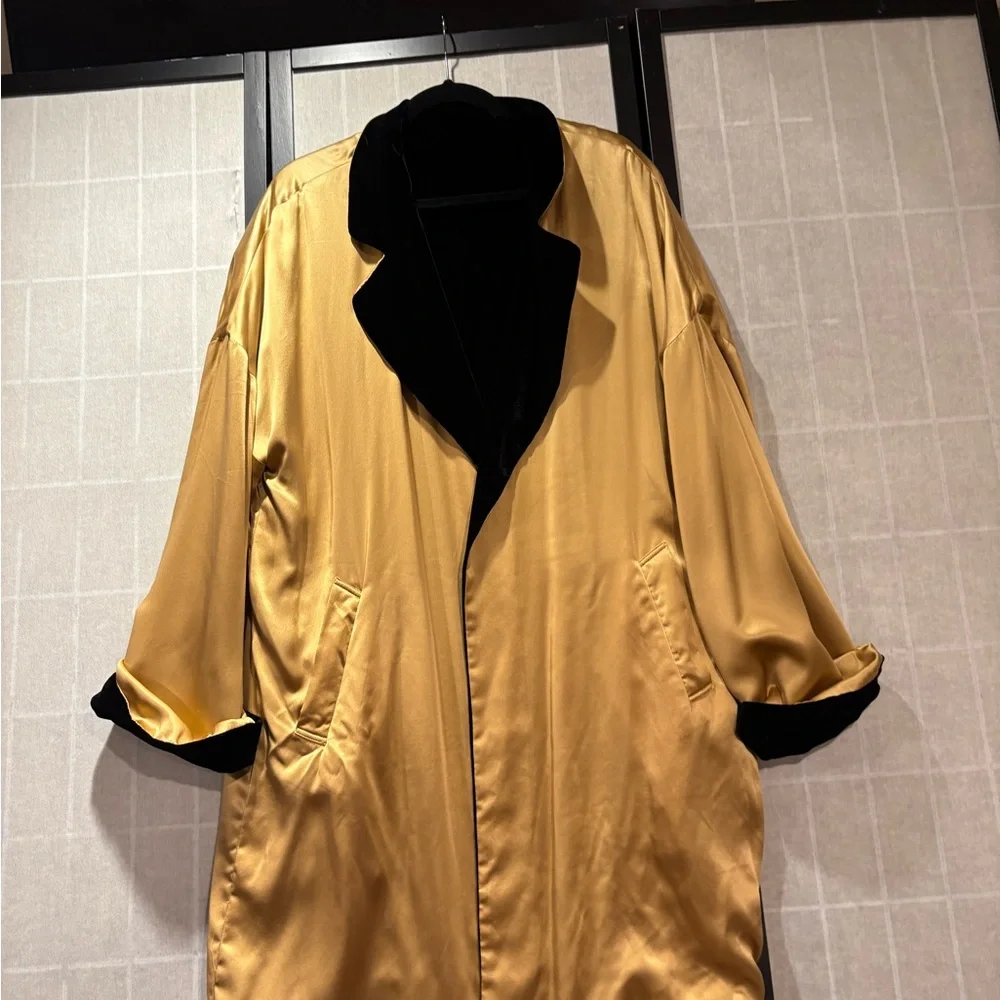 Folio Saks Fifth Avenue Black and Gold reversible Velvet Jacket - Picture 4 of 9